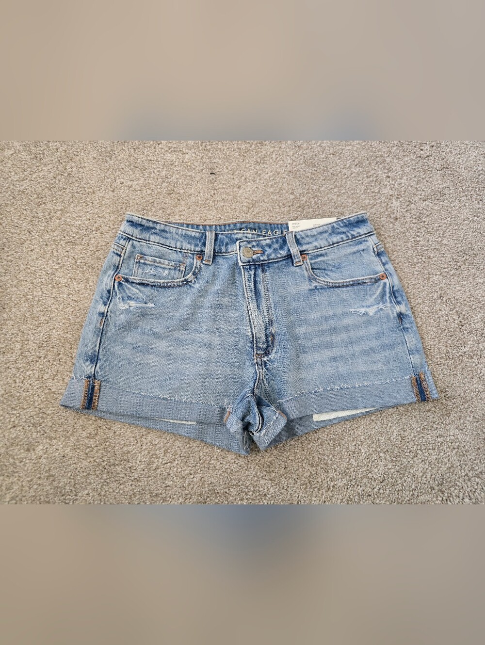 NWT American Eagle Outfitters Light Wash Distressed Denim Mom Shorts Sz 6